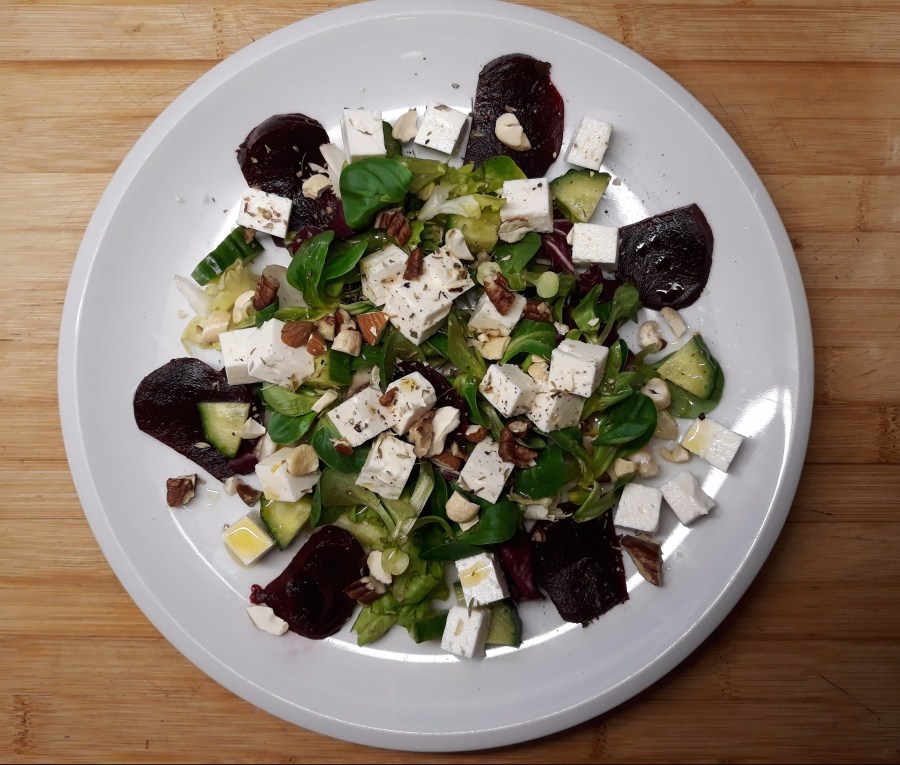 Salát s červenou řepou a&nbsp;sýrem