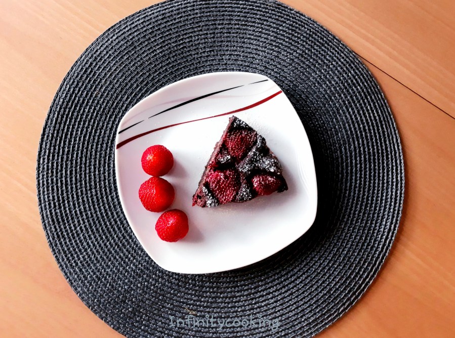 Fit čokoládový koláč s&nbsp;jahodama